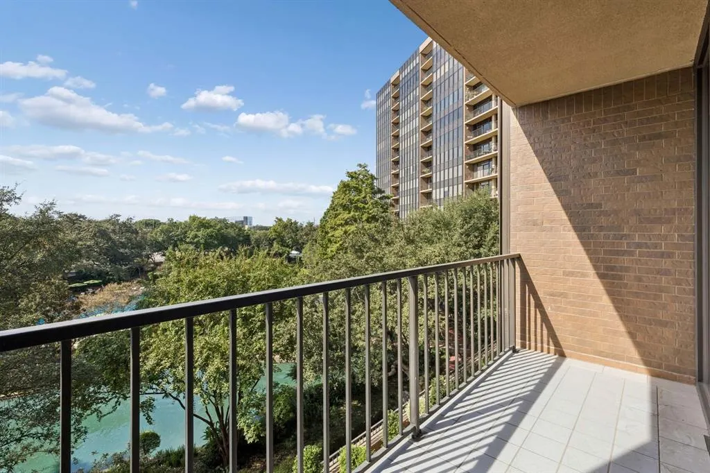 5200 Keller Springs Road #425 and 427