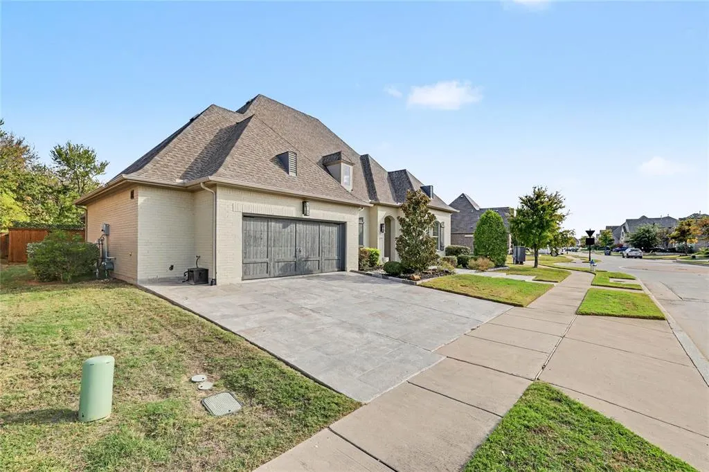 2204 Grafton Lane