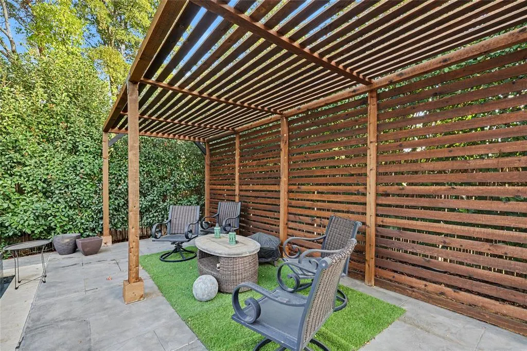 2204 Grafton Lane