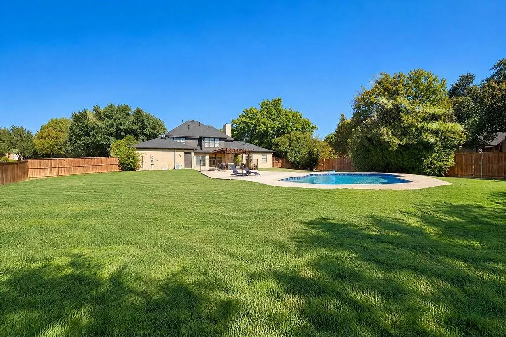 8781 Crestview Drive