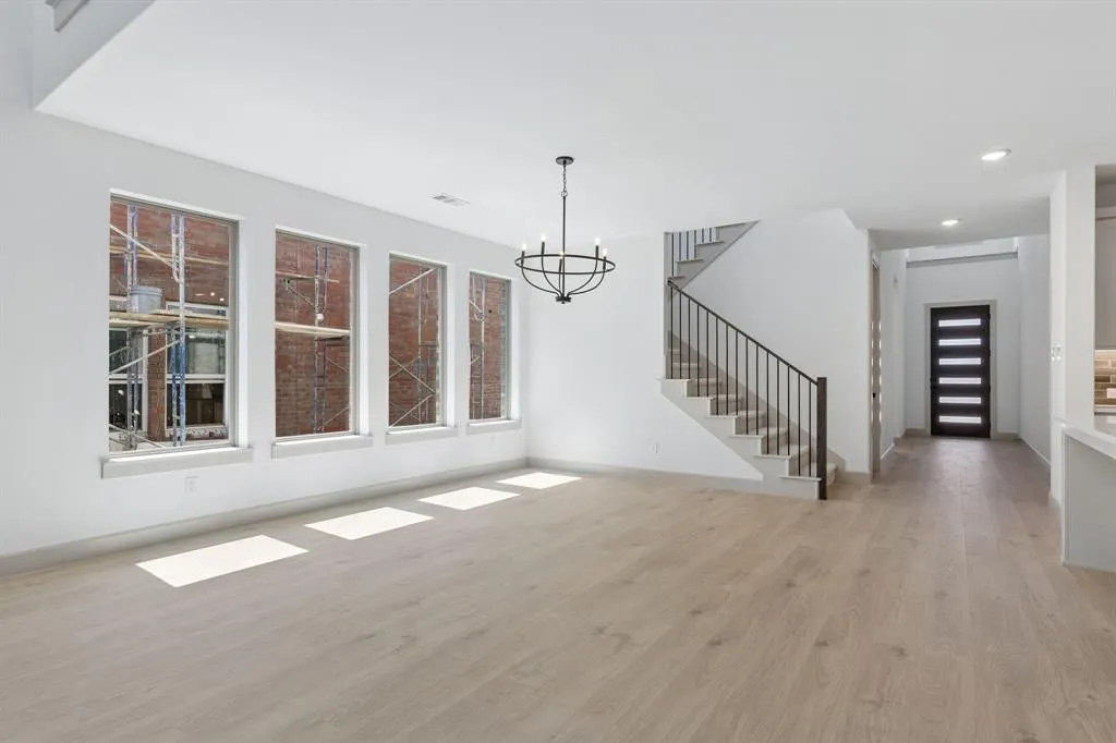 5355 Roselyn Way
