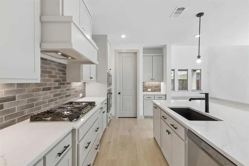 5355 Roselyn Way