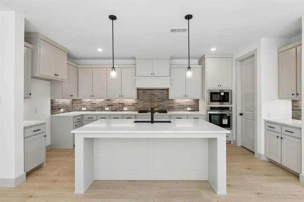 5355 Roselyn Way