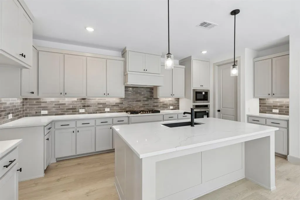 5355 Roselyn Way