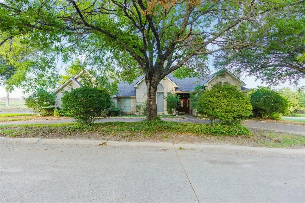 909 Place Louie