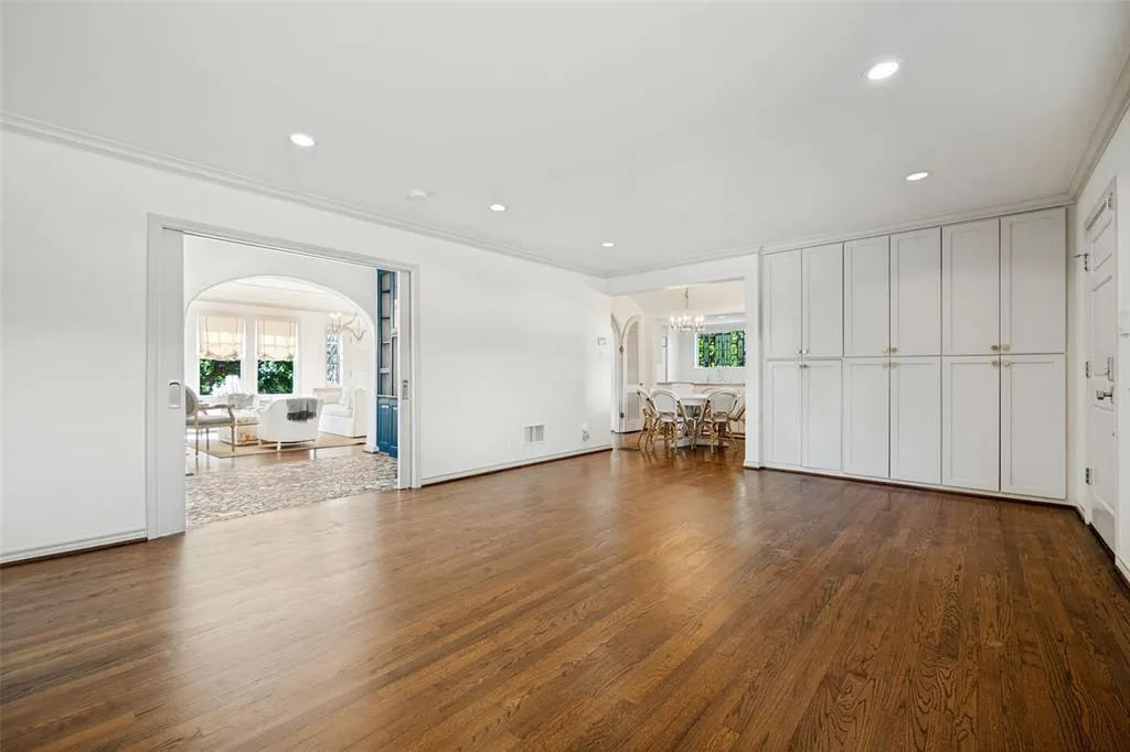 6935 Lakeshore Drive