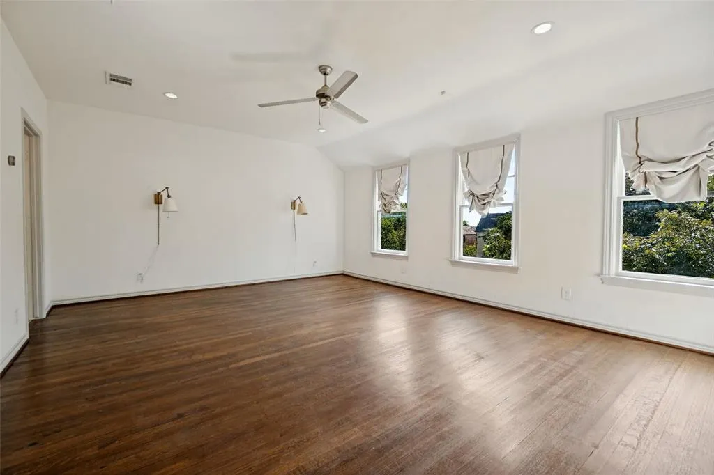 6935 Lakeshore Drive