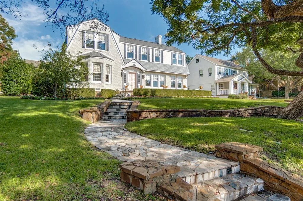 6935 Lakeshore Drive