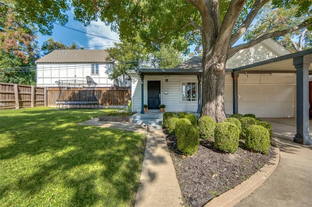 6935 Lakeshore Drive