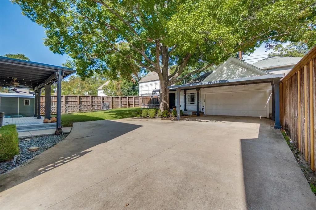 6935 Lakeshore Drive