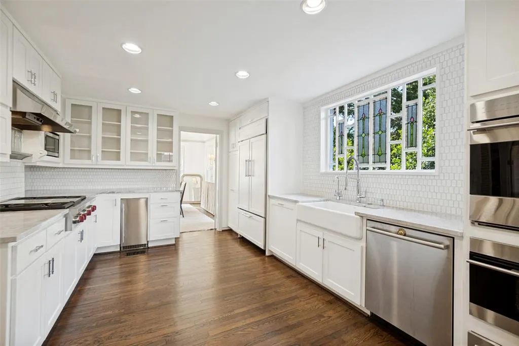 6935 Lakeshore Drive