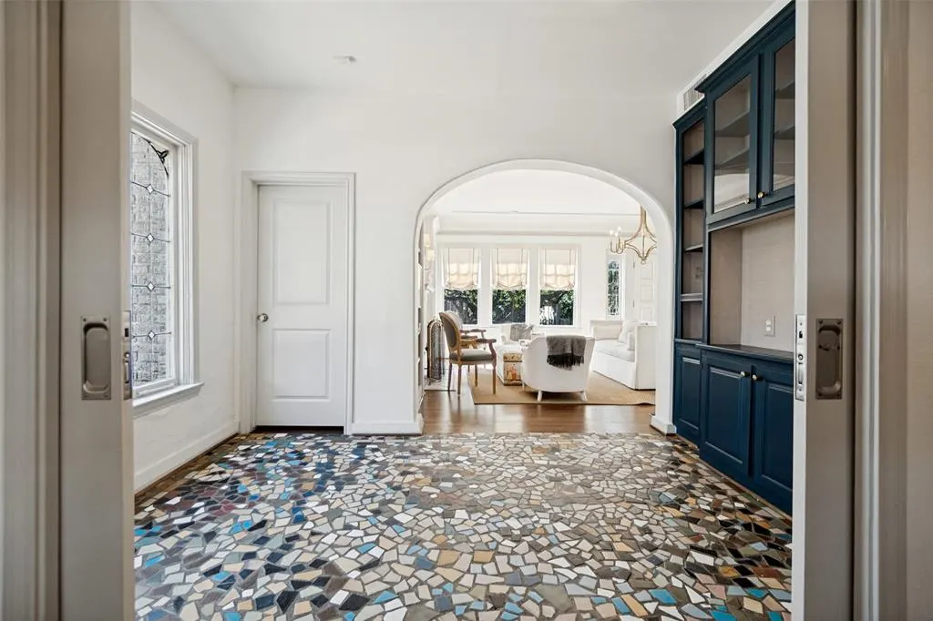 6935 Lakeshore Drive