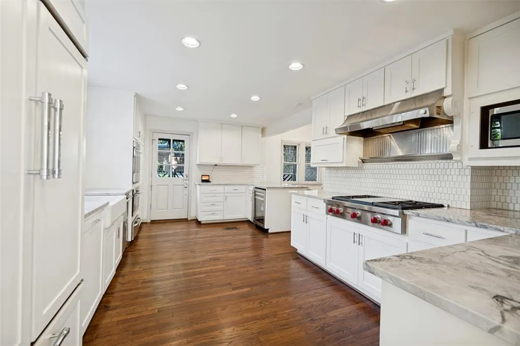 6935 Lakeshore Drive