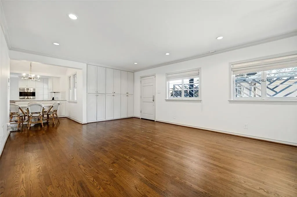 6935 Lakeshore Drive