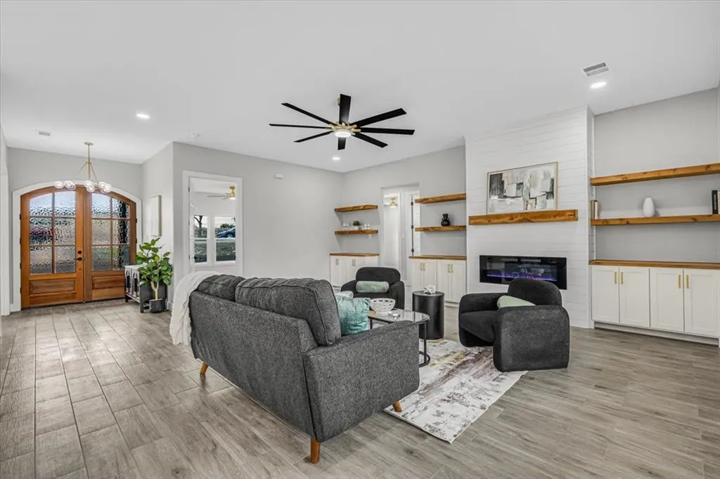 8232 Money Lane