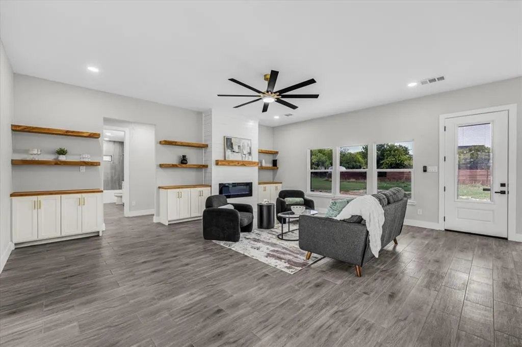 8232 Money Lane