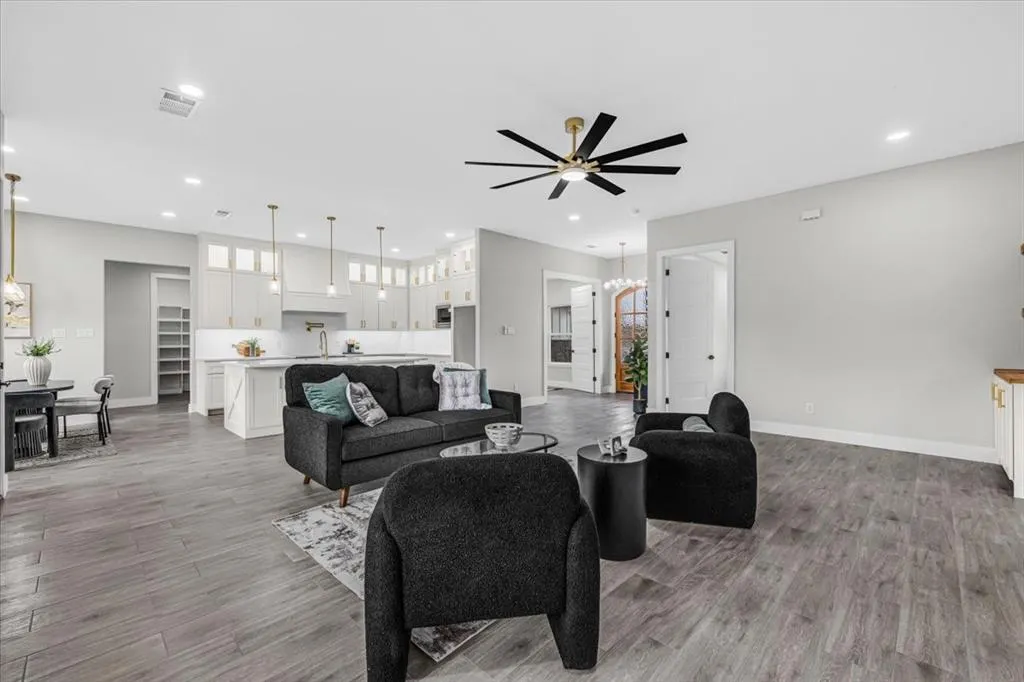 8232 Money Lane