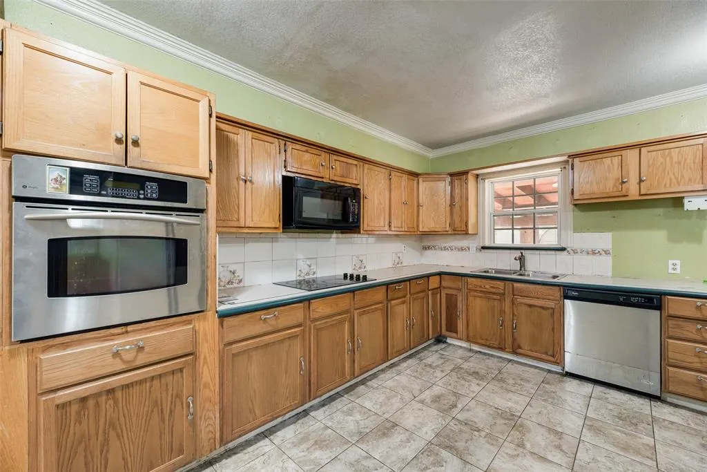 1572 Gillette Circle
