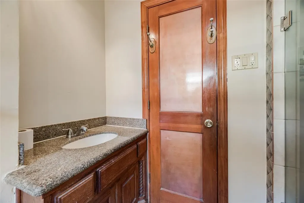1572 Gillette Circle
