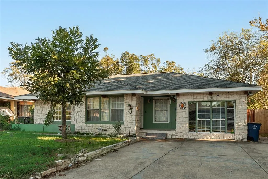 1572 Gillette Circle
