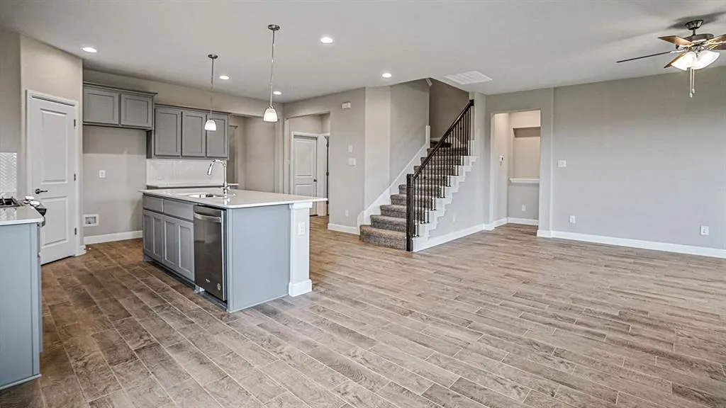 1445 CANTERBURY Trail