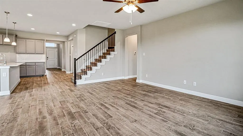 1445 CANTERBURY Trail