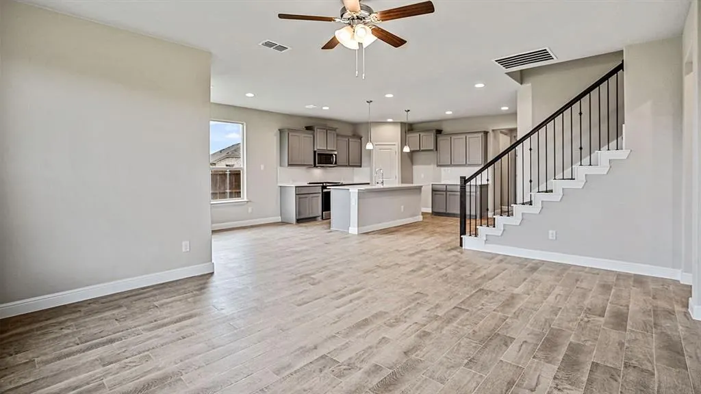 1445 CANTERBURY Trail