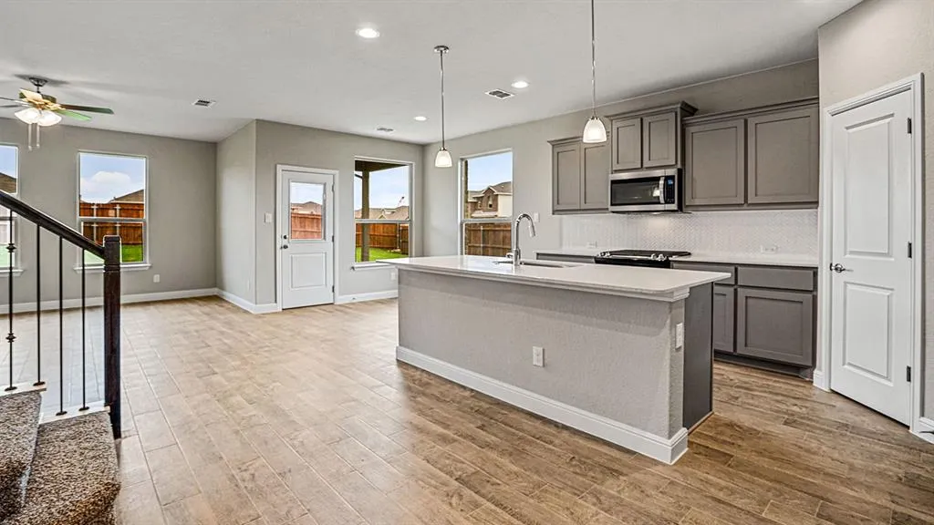 1445 CANTERBURY Trail