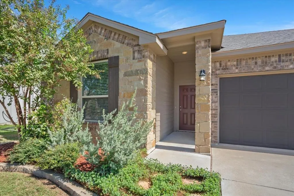 1427 Shadow Hill Lane
