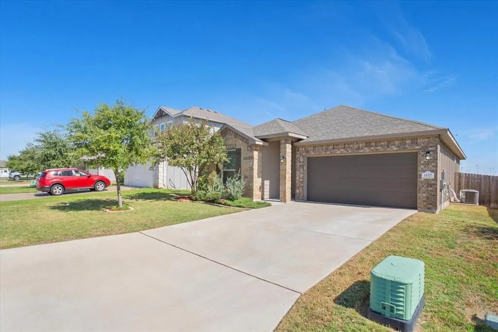 1427 Shadow Hill Lane