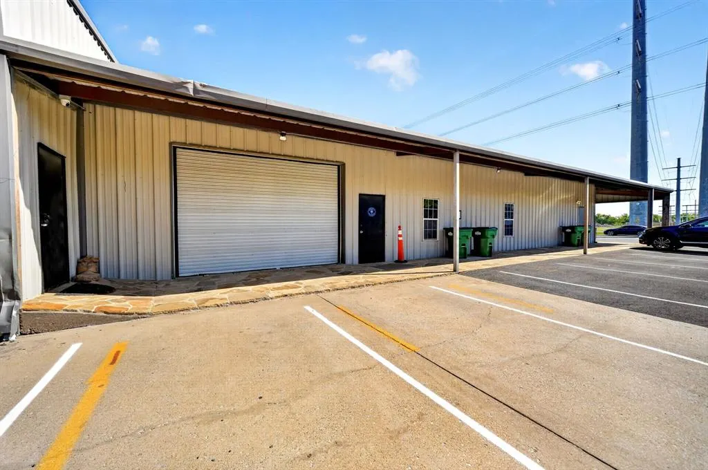 911 W Holiday Drive