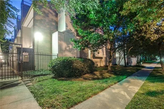 4125 Cole Avenue #11