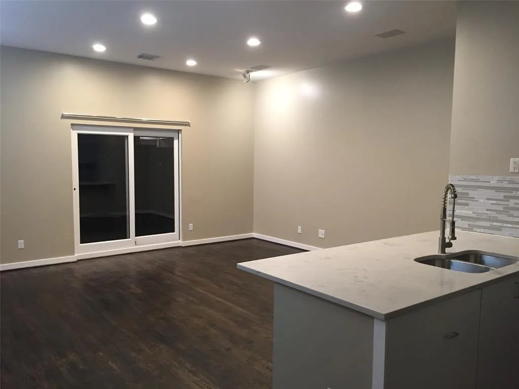 4125 Cole Avenue #11