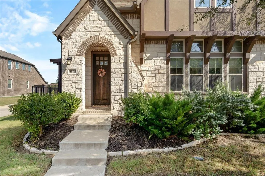 6805 Royal View Drive