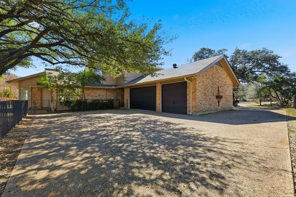 5806 Bent Trail
