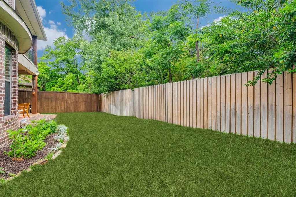 2242 Forest Hollow Park