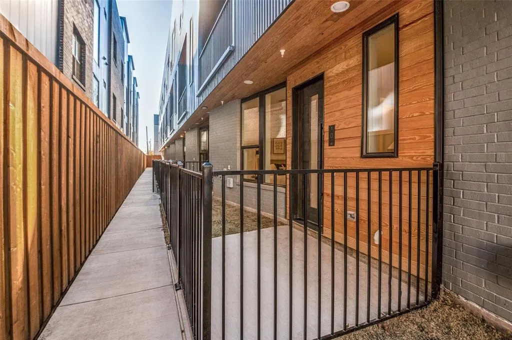 426 W 9th Street #104
