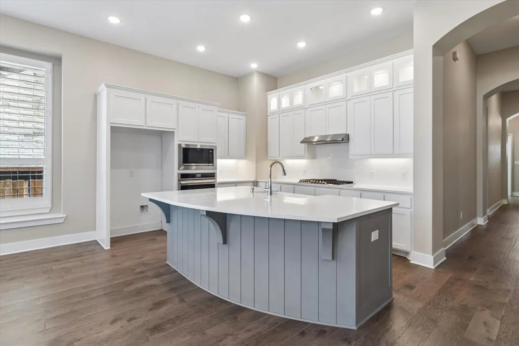 1704 White Snowberry Lane