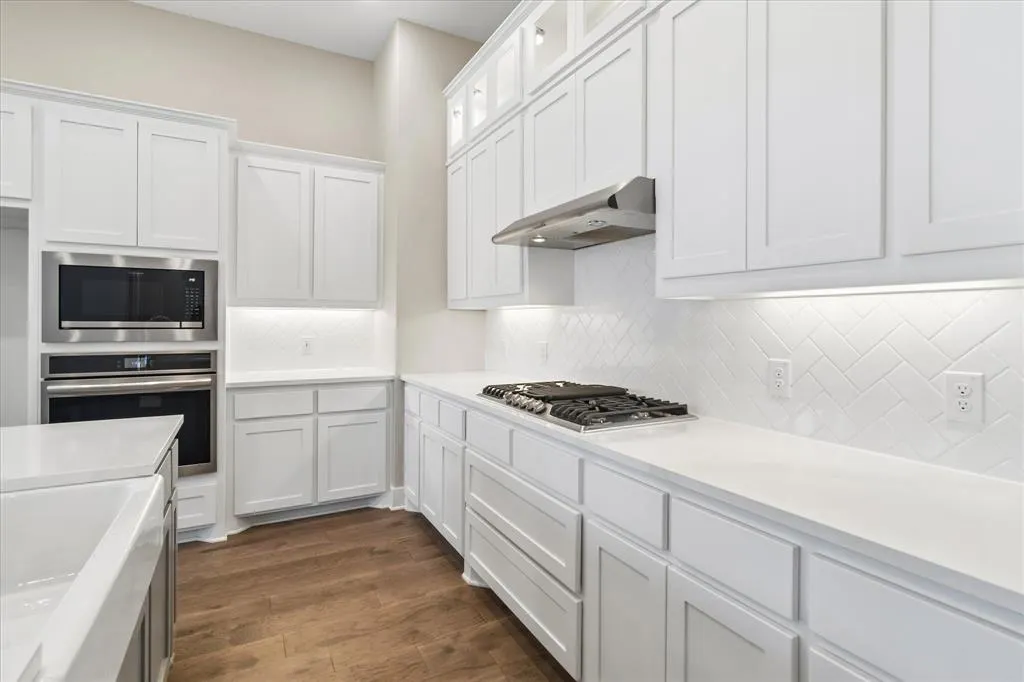 1704 White Snowberry Lane