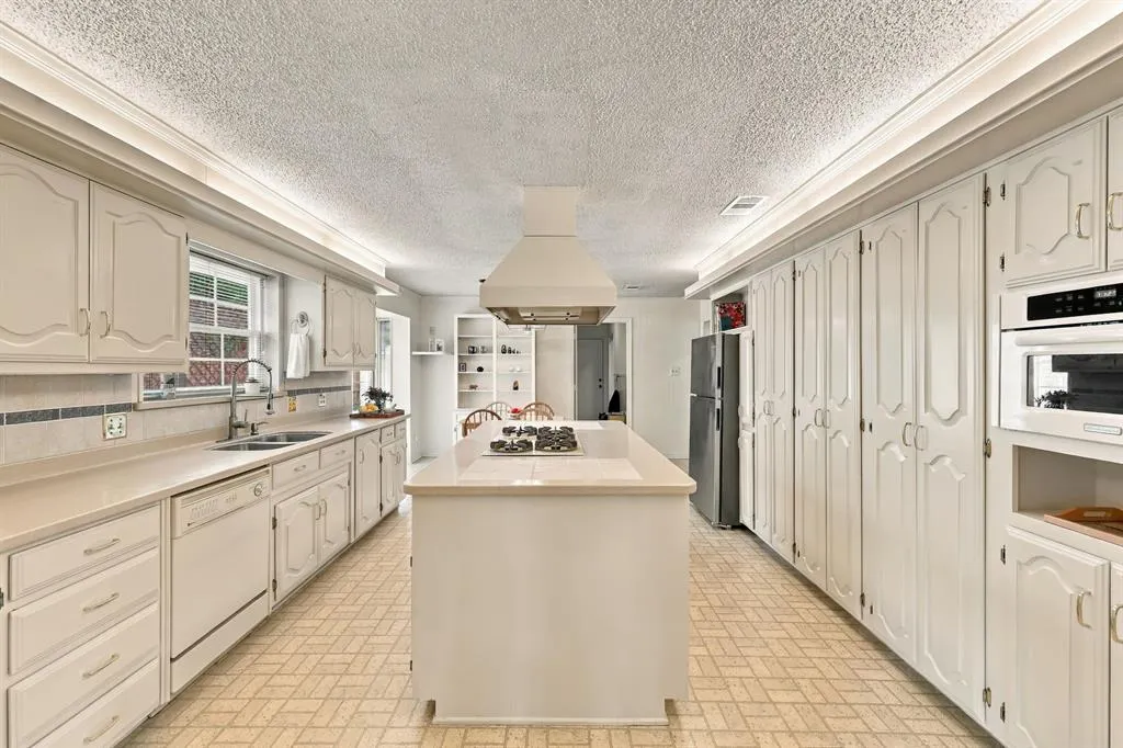 9501 Windy Knoll Drive