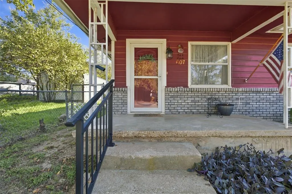 607 W Water Street