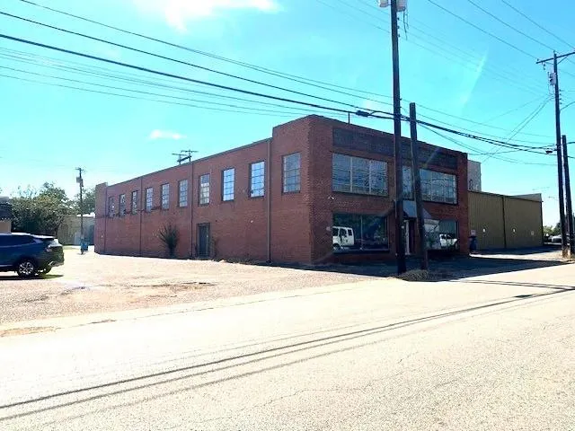 108 E Larkin Street