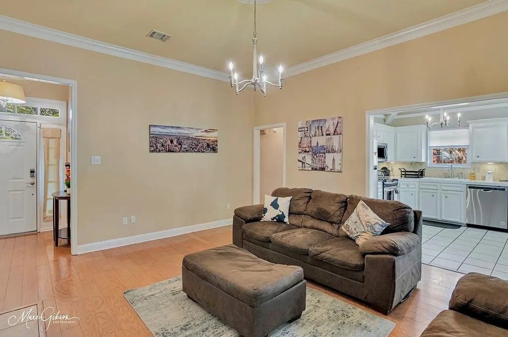 8211 Greenleaf Ln