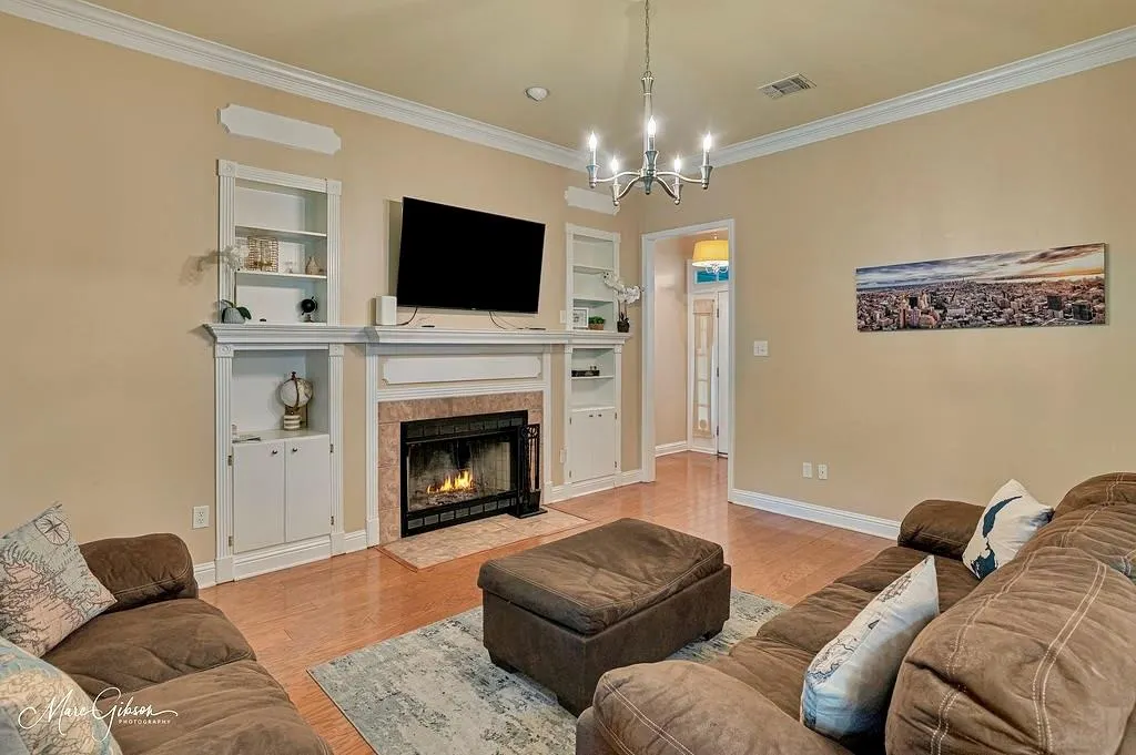 8211 Greenleaf Ln