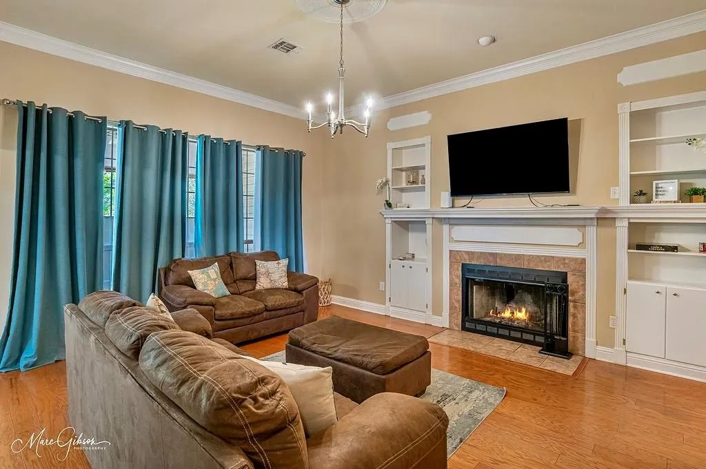 8211 Greenleaf Ln