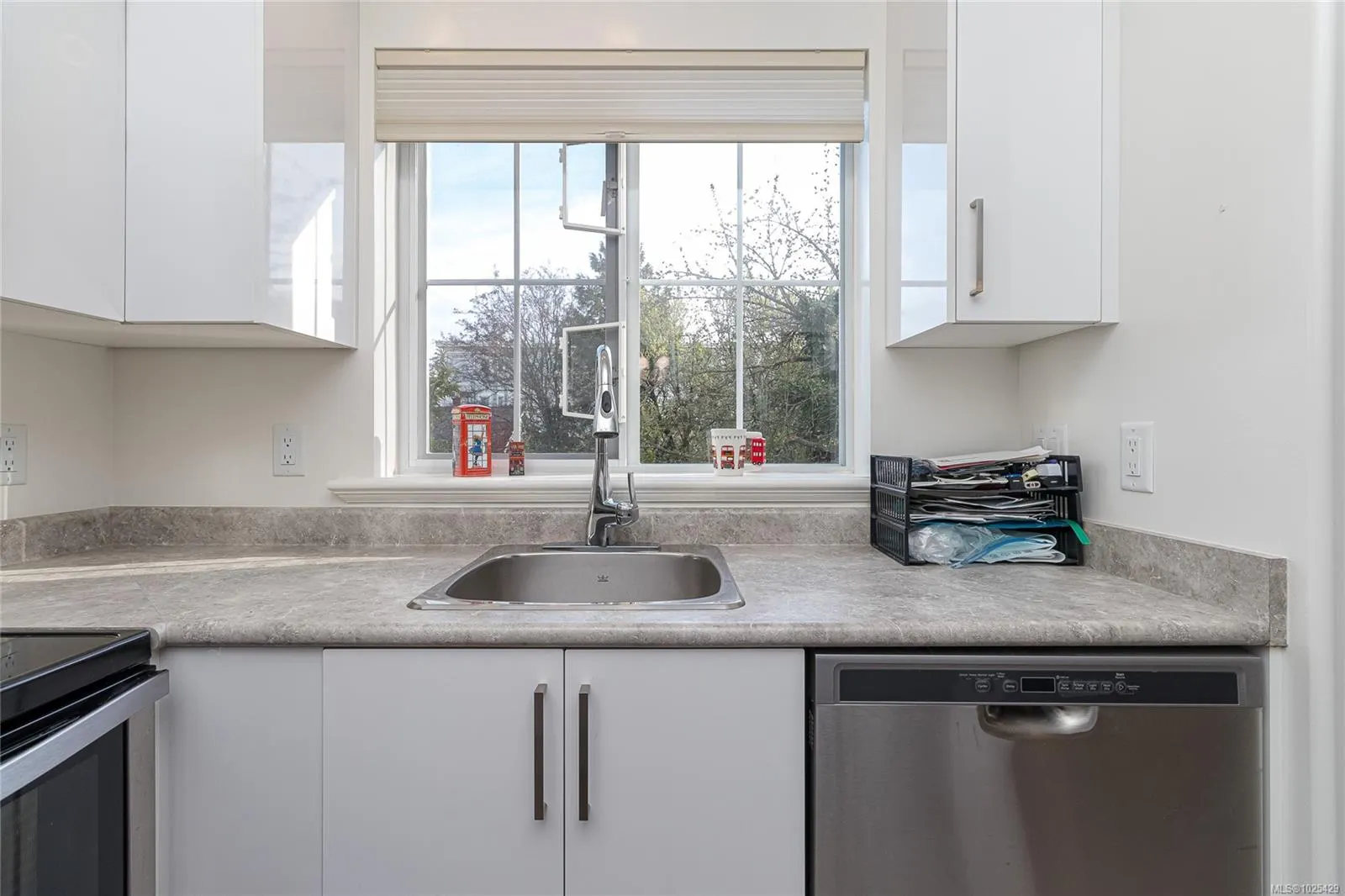 3133 Tillicum Rd
