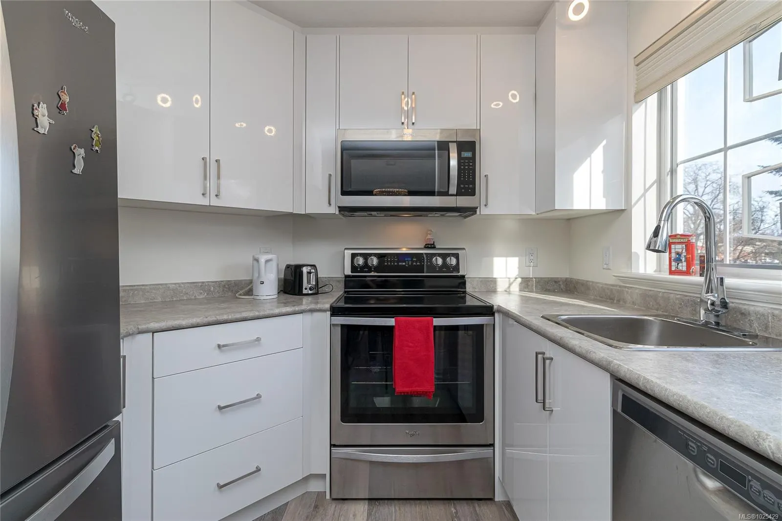 3133 Tillicum Rd