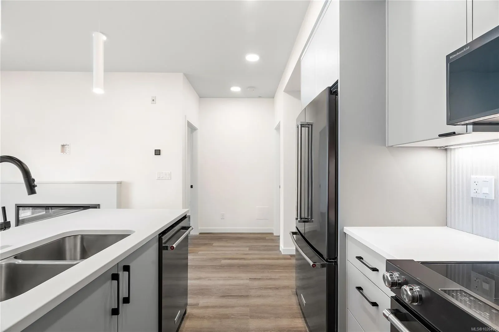 1102 Esquimalt Rd