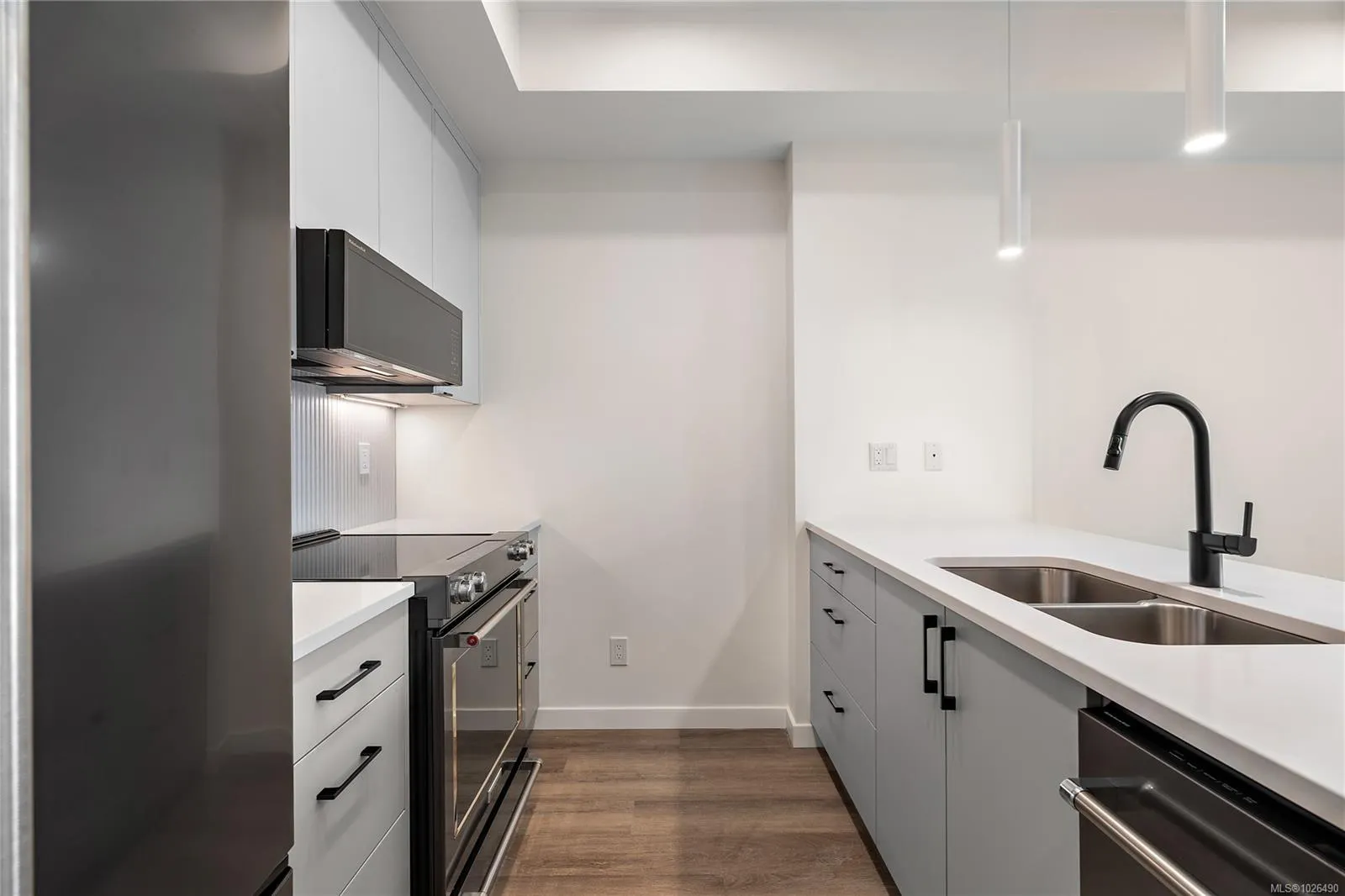 1102 Esquimalt Rd