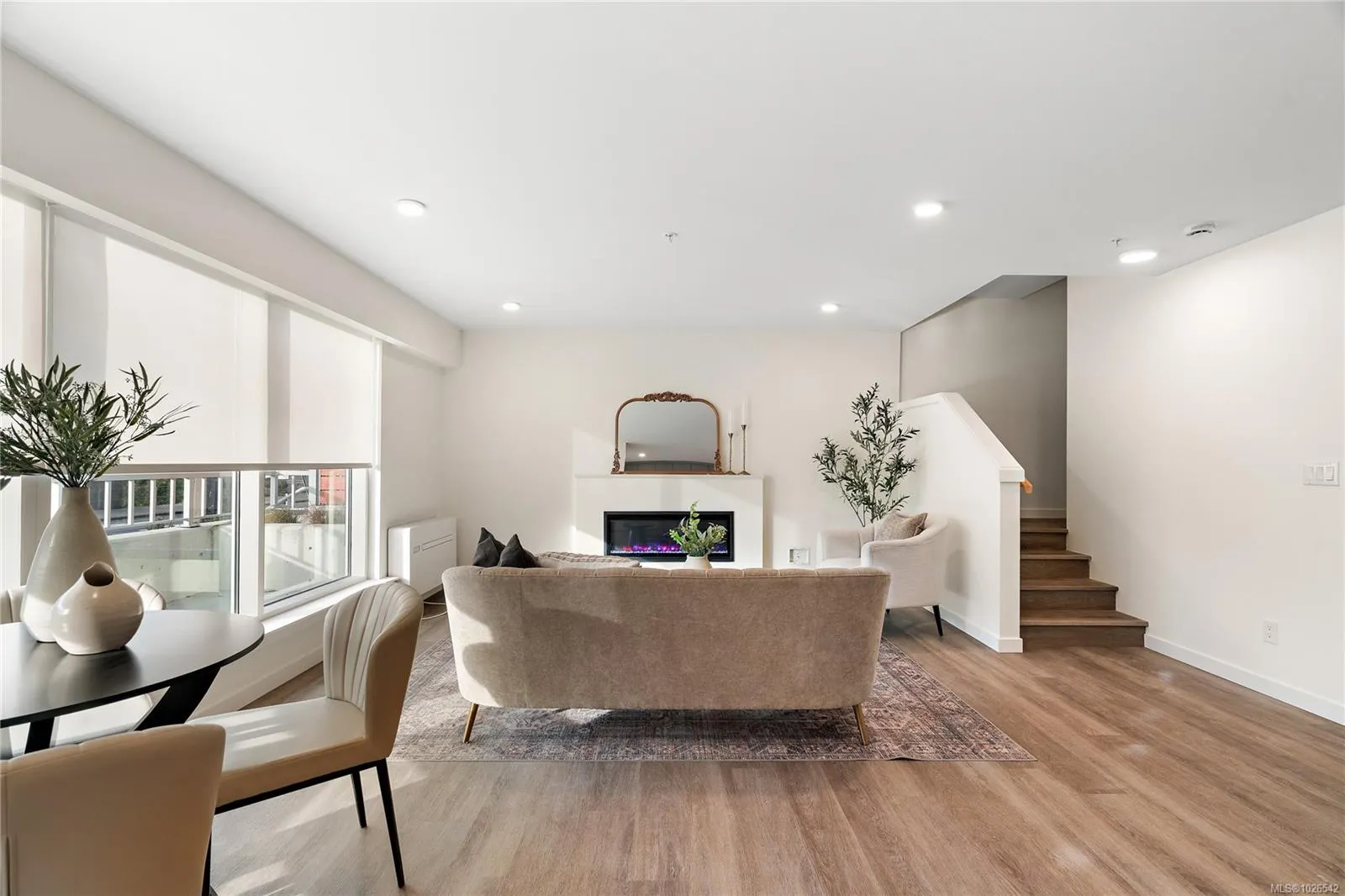 1102 Esquimalt Rd